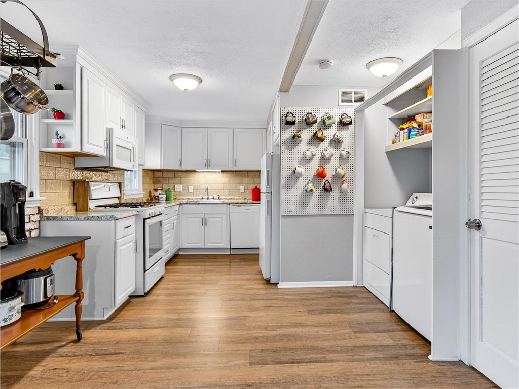 22 Mac Arthur Road Greece, NY 14615 - Photo 11 of 38