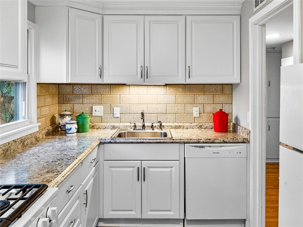 22 Mac Arthur Road Greece, NY 14615 - Photo 15 of 38