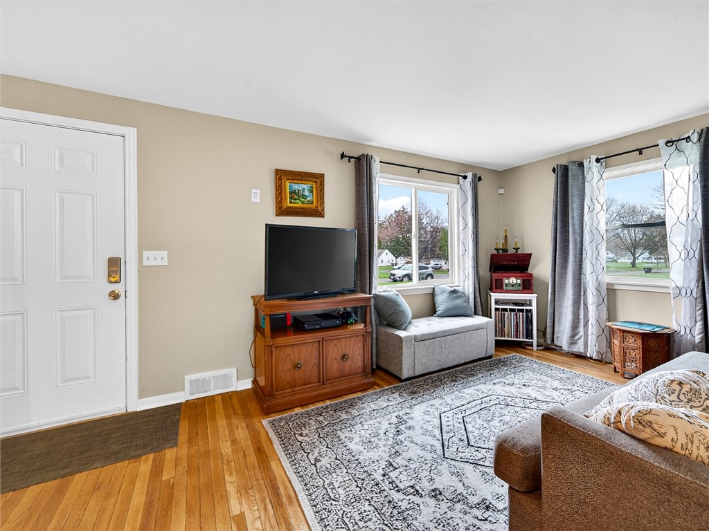 22 Mac Arthur Road Greece, NY 14615 - Photo 4 of 38