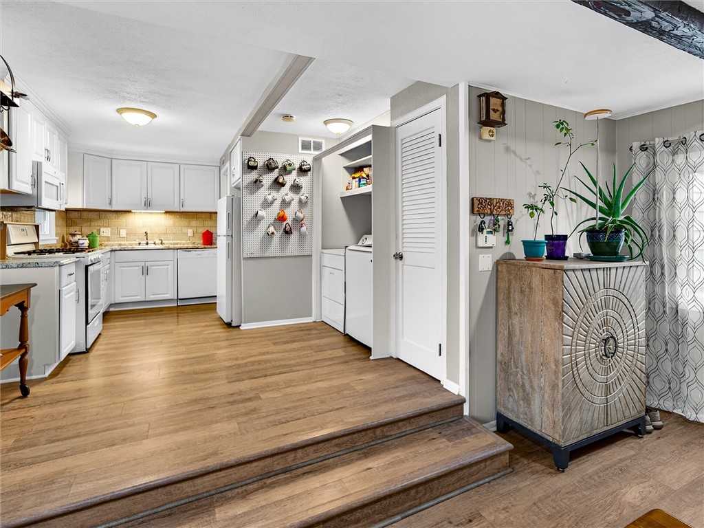 22 Mac Arthur Road Greece, NY 14615 - Photo 10 of 38