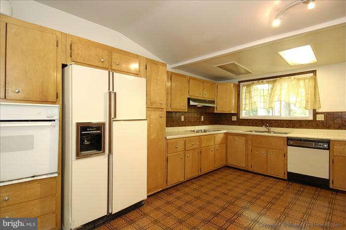 820 Northwest Drive Silver Spring, MD 20901 - Photo 2 of 26 Kitchen