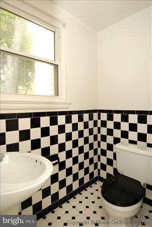 820 Northwest Drive Silver Spring, MD 20901 - Photo 17 of 26 Bath