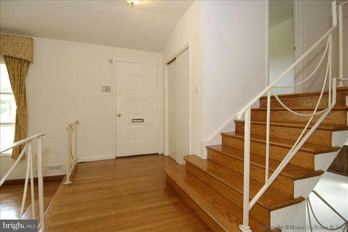 820 Northwest Drive Silver Spring, MD 20901 - Photo 4 of 26 Interior (General)