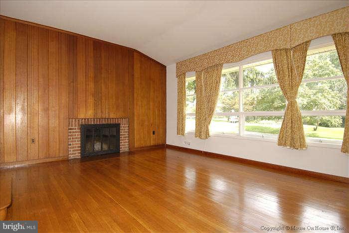 820 Northwest Drive Silver Spring, MD 20901 - Photo 5 of 26 Living Room