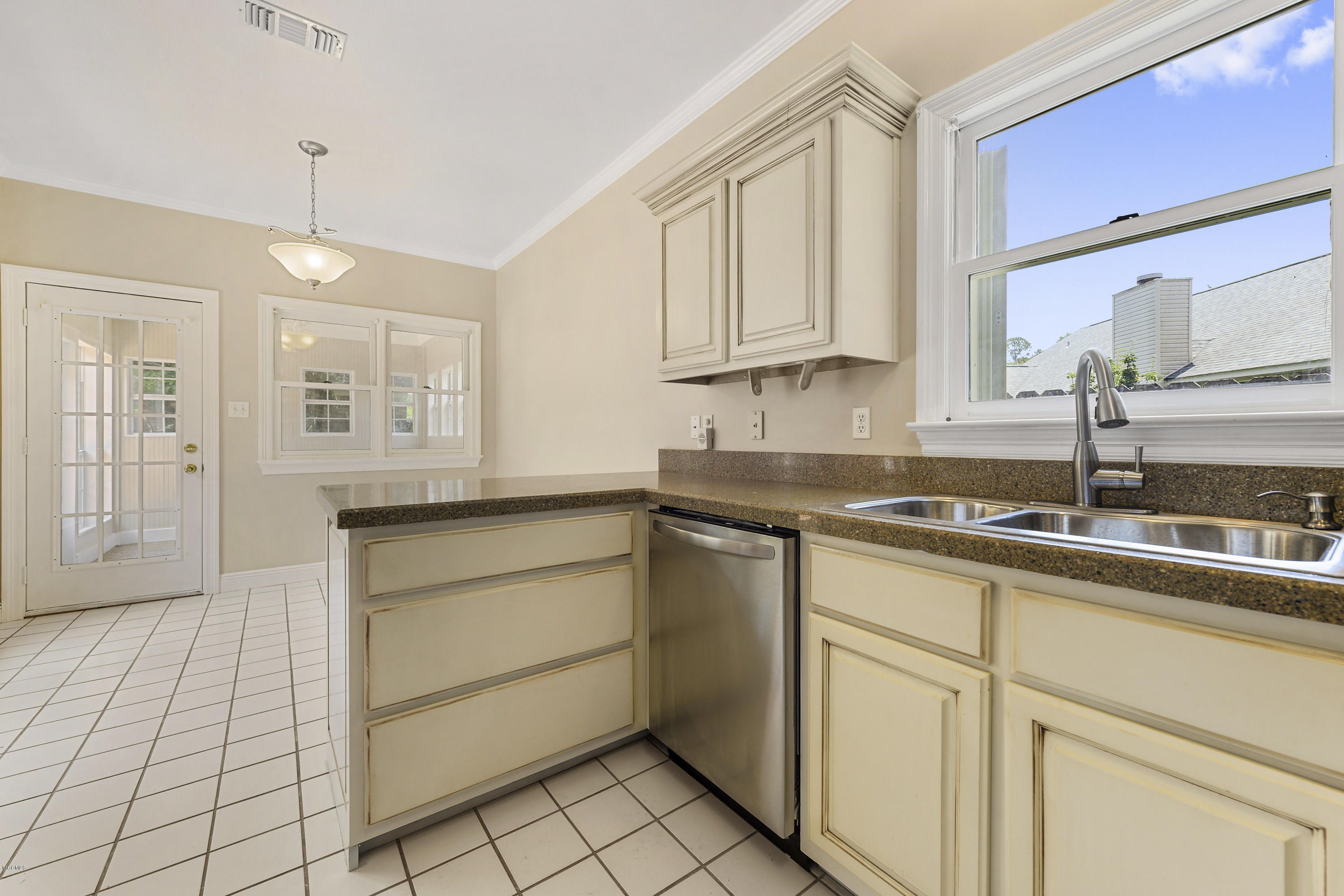 2573 Rue Palafox Biloxi, MS 39531 - Photo 12 of 27 012