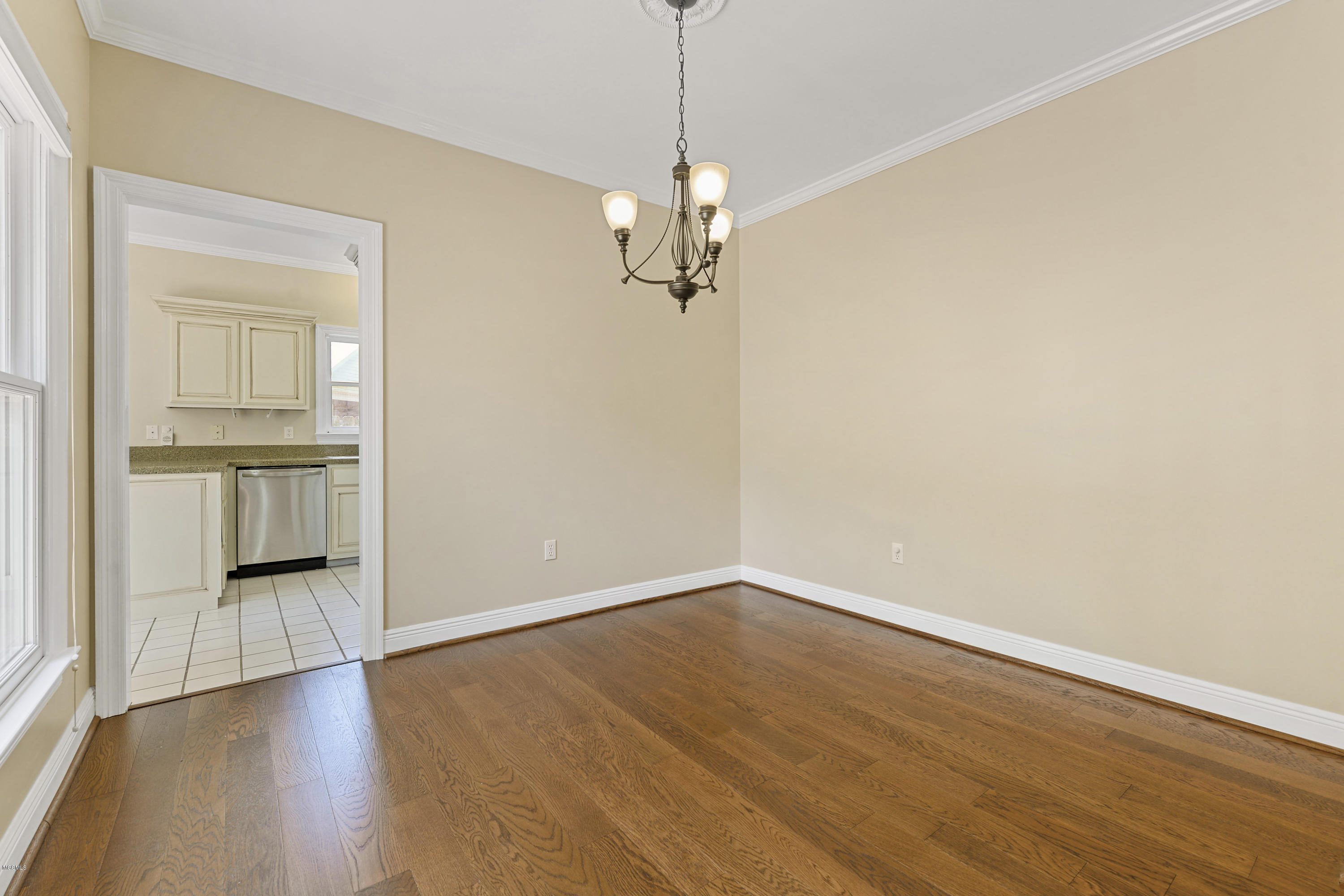 2573 Rue Palafox Biloxi, MS 39531 - Photo 8 of 27 008