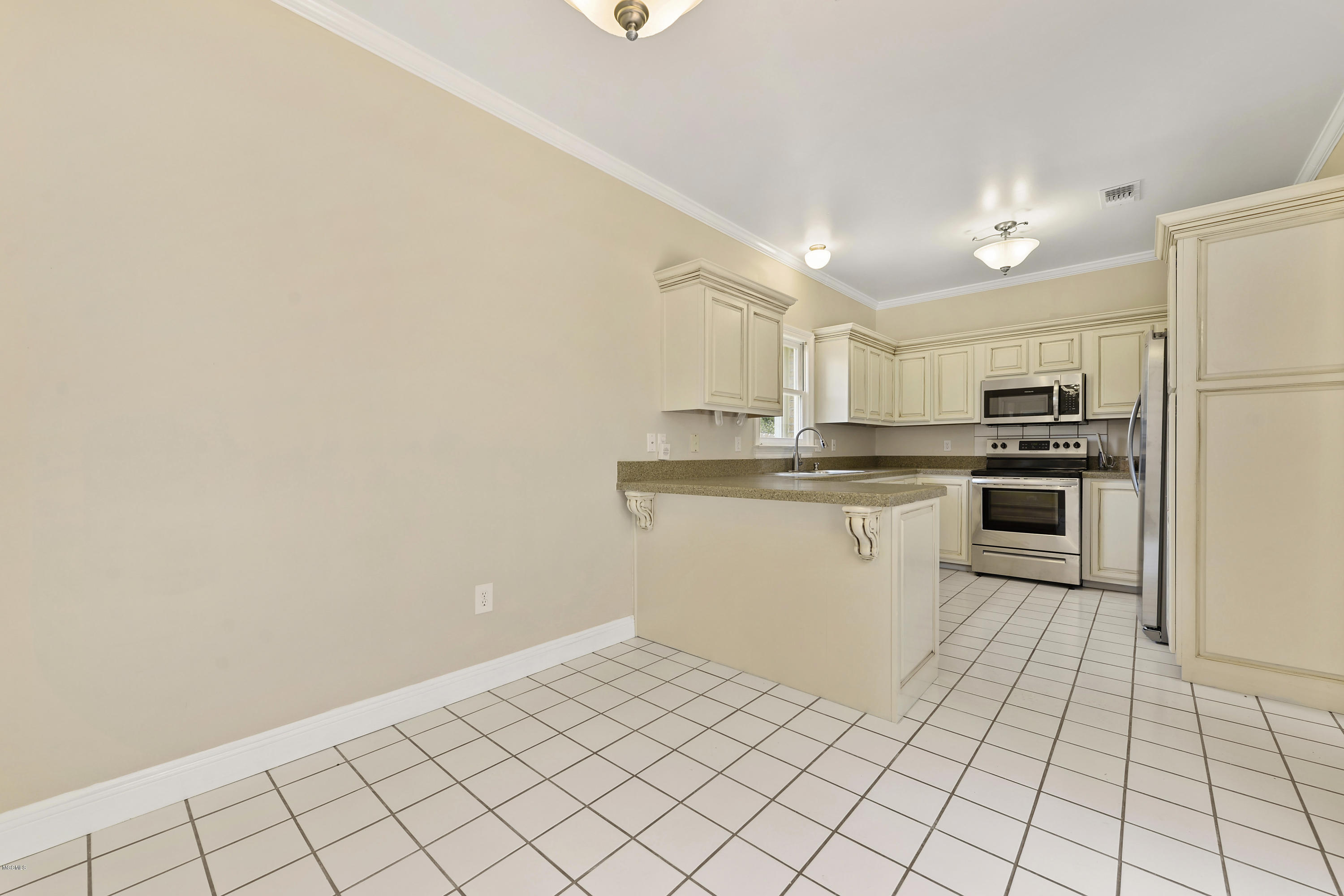 2573 Rue Palafox Biloxi, MS 39531 - Photo 9 of 27 009