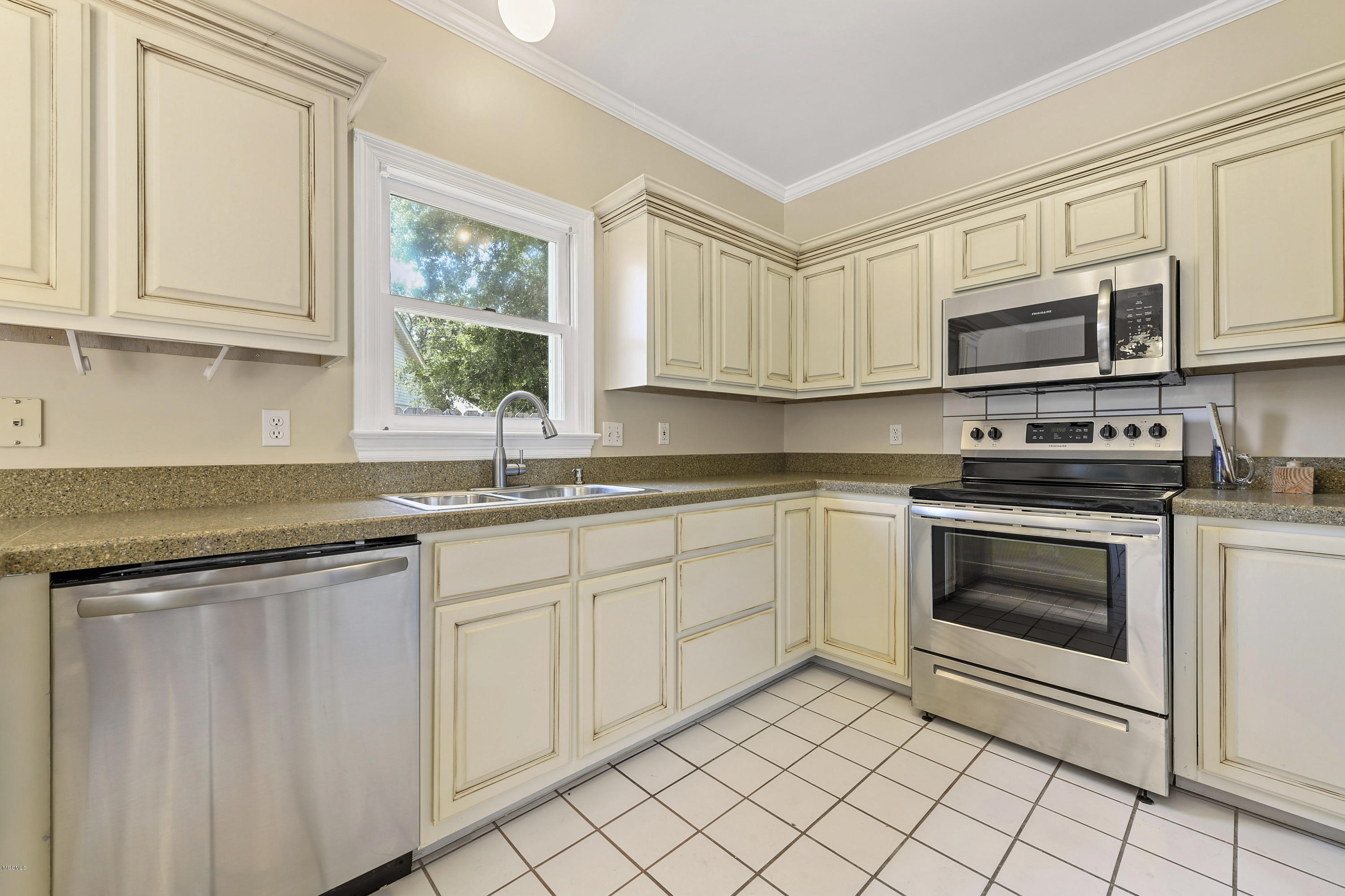 2573 Rue Palafox Biloxi, MS 39531 - Photo 10 of 27 010