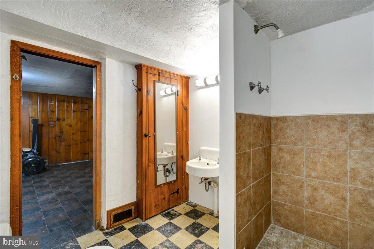 1646 Roundhill Road Baltimore, MD 21218 - Photo 18 of 24 Gallery Image 18