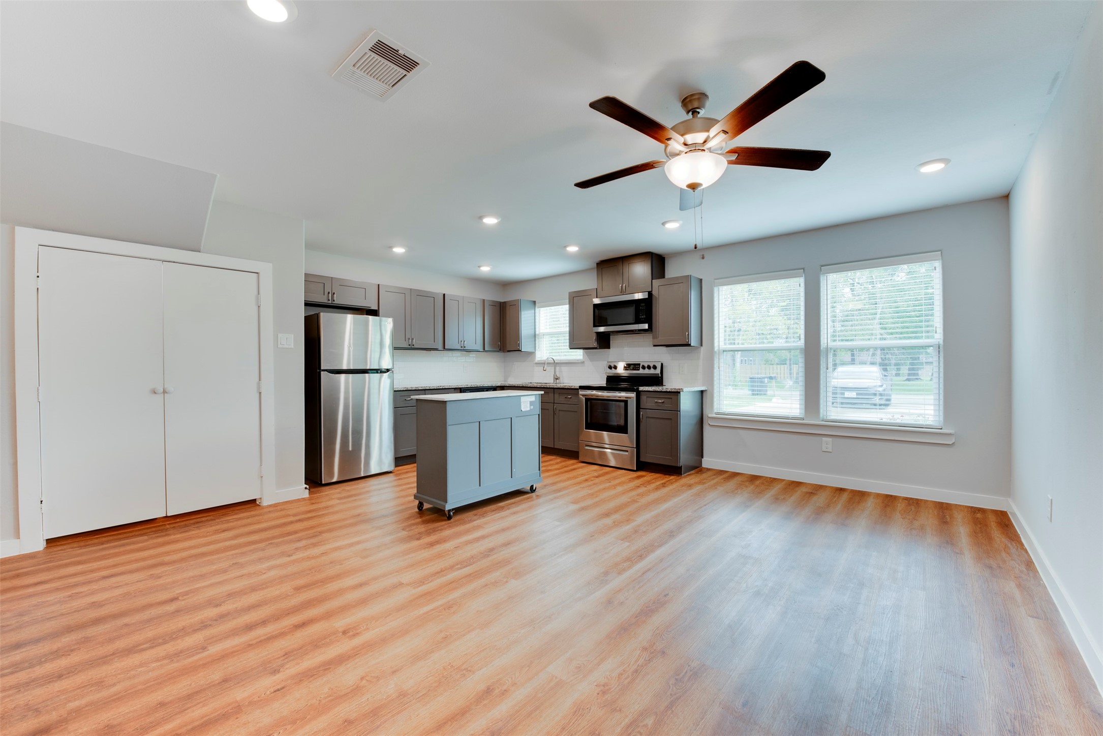 8635 Sunderland Road Houston, TX 77028 - Photo 3 of 23