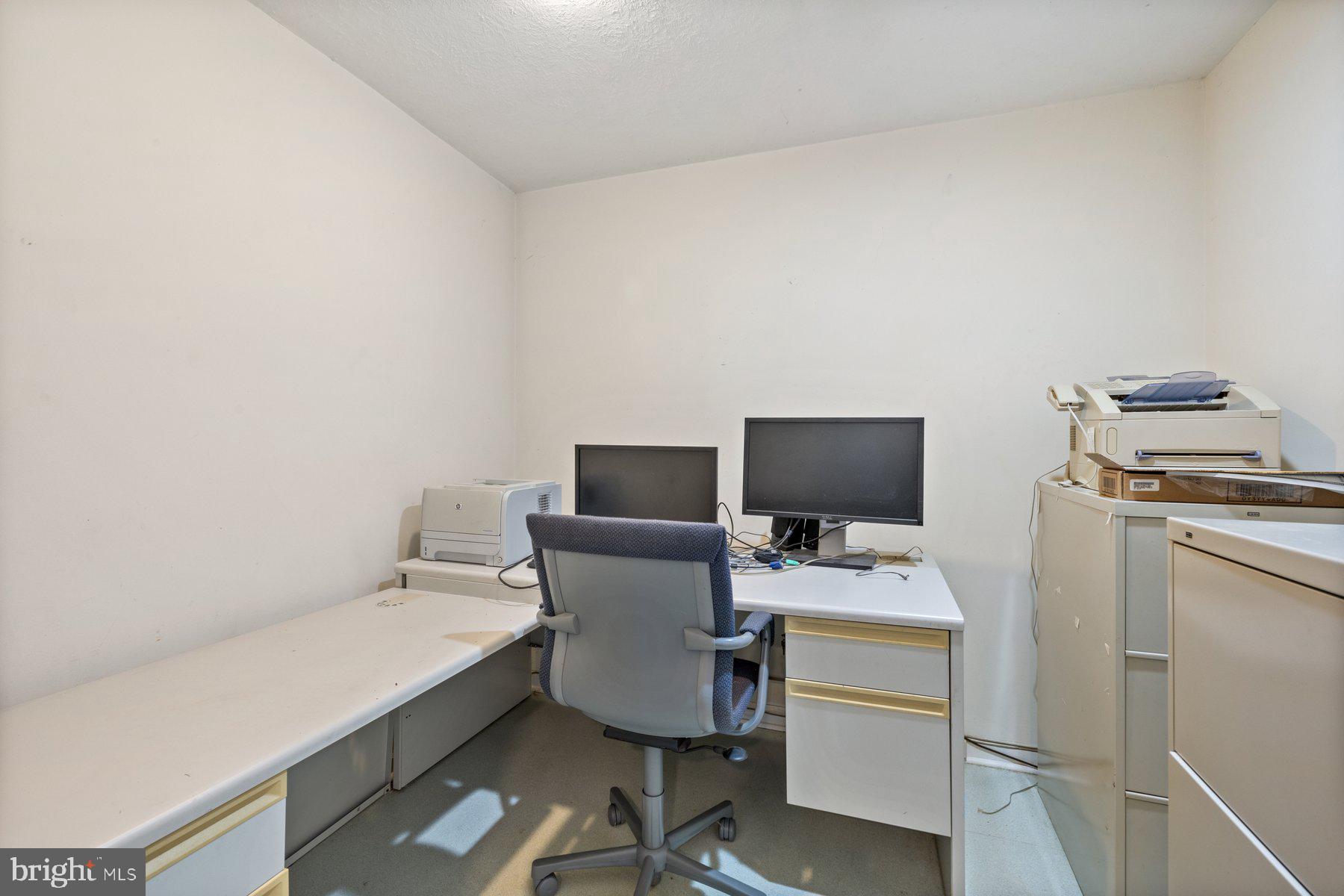 5130 Perry Road Mount Airy, MD 21771 - Photo 29 of 46 a room with a workspace