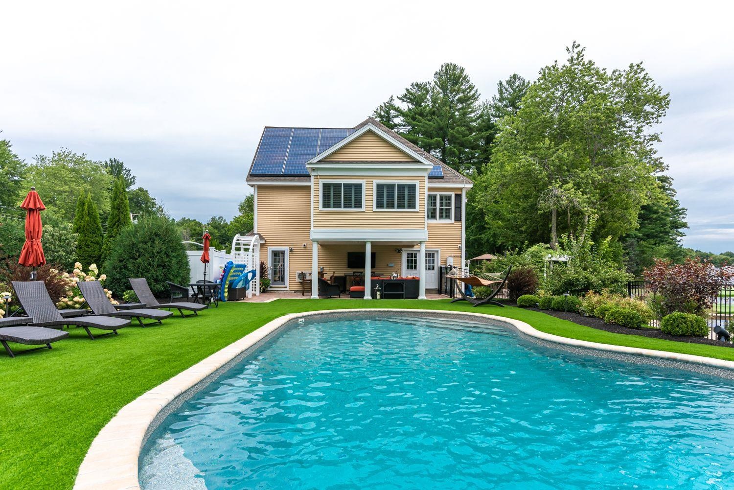 81 Chester Road Derry, NH 03038 - Photo 3 of 40