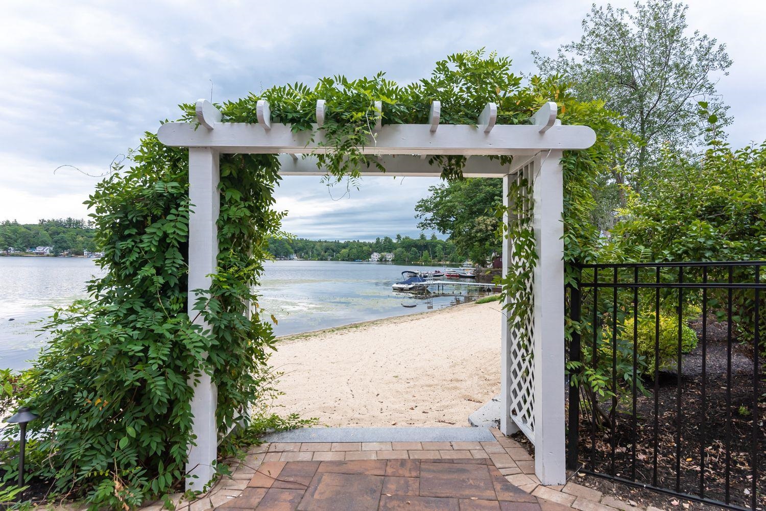 81 Chester Road Derry, NH 03038 - Photo 5 of 40