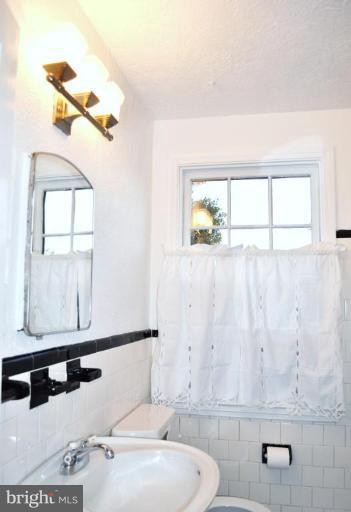 130 Overbrook Road Baltimore, MD 21212 - Photo 3 of 16 Bath #1