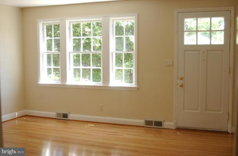130 Overbrook Road Baltimore, MD 21212 - Photo 9 of 16 Living Room