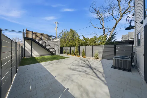 a view of a backyard