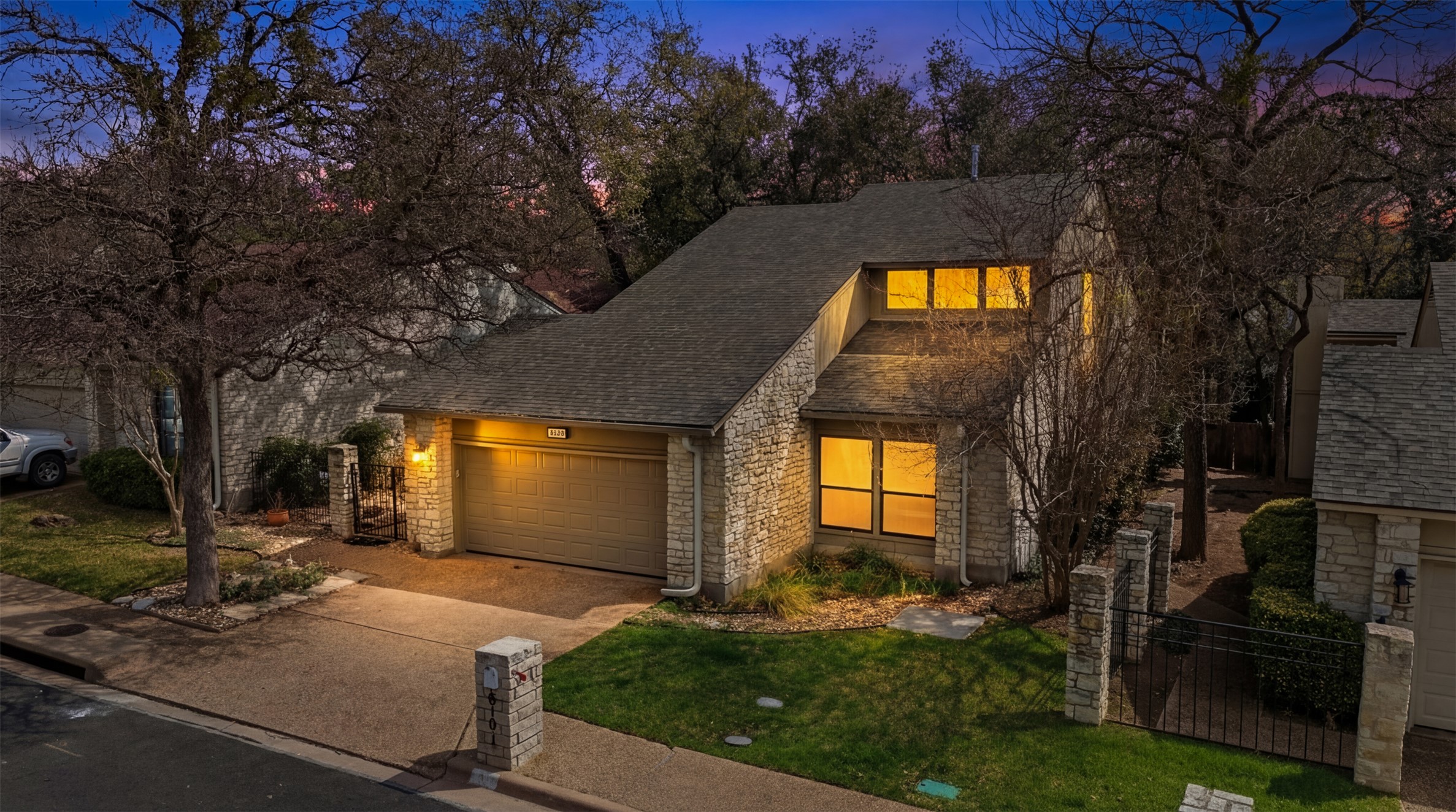 a view of a house with a yard