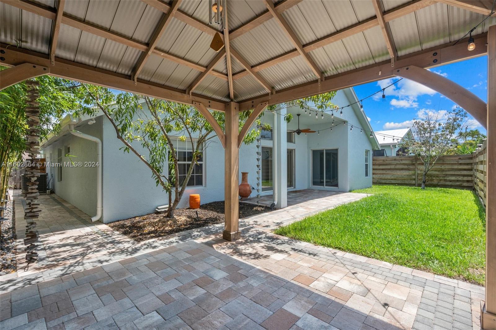 6054 Foster Street Jupiter, FL 33458 - Photo 37 of 50 a view of a couches with wooden fence