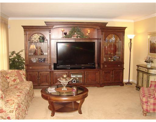 2 Castle View Drive McKees Rocks, PA 15136 - Photo 8 of 16 Living Room.