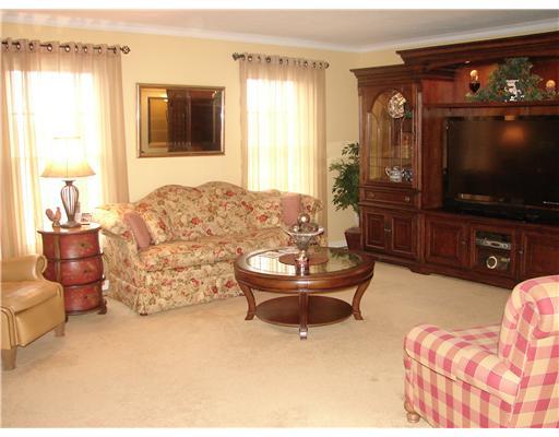 2 Castle View Drive McKees Rocks, PA 15136 - Photo 9 of 16 Living Room.