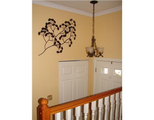 2 Castle View Drive McKees Rocks, PA 15136 - Photo 10 of 16 Entry/Foyer.