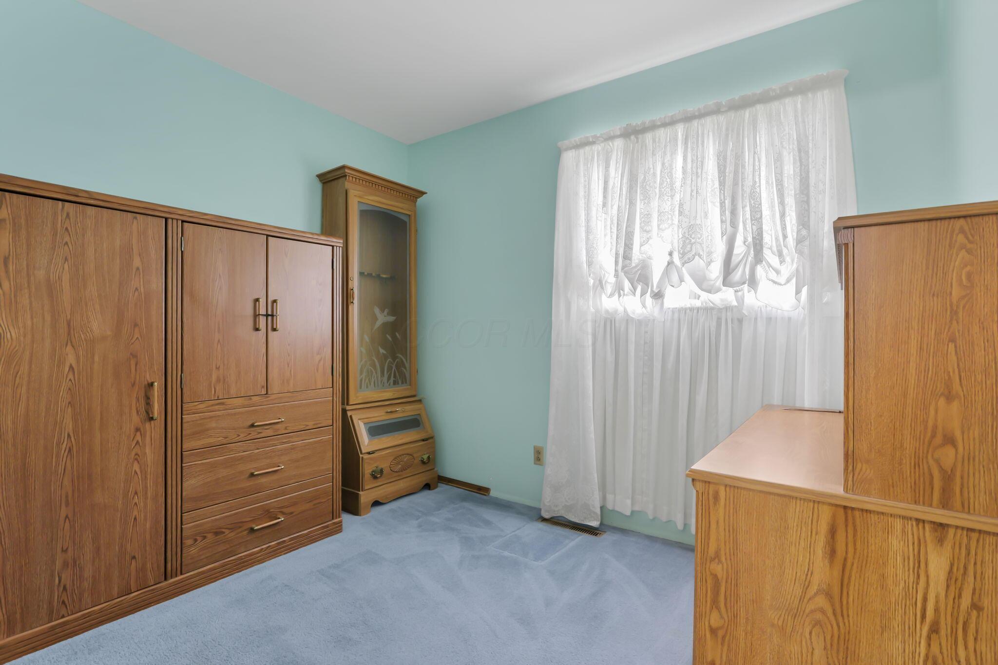 3882 Glenfield Road Columbus, OH 43232 - Photo 17 of 29 Light blue wall paint and light blue carpeting