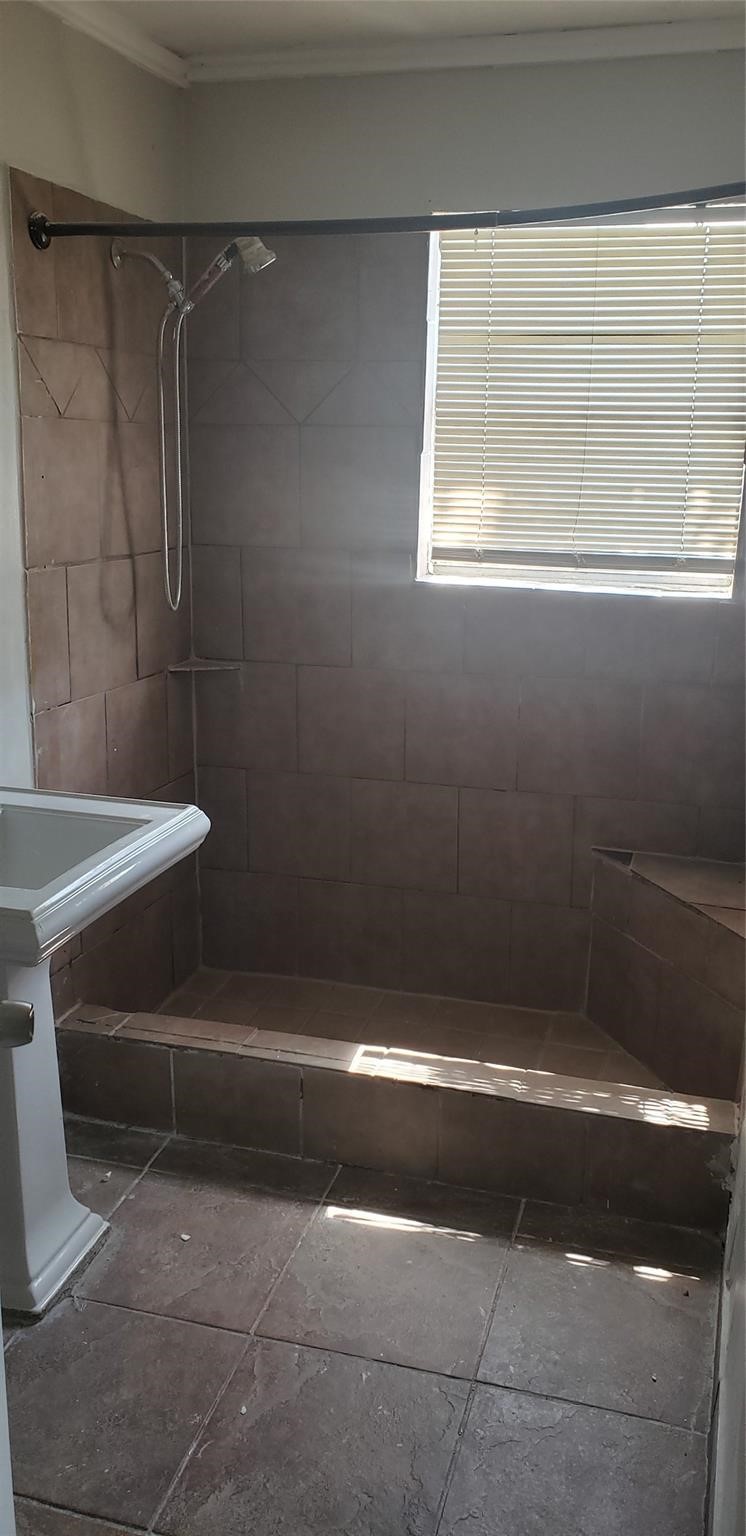 912 Jennetta Street Rosenberg, TX 77471 - Photo 8 of 12 a bathroom with a bathtub