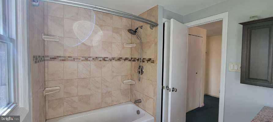 120 Country Club Road Willingboro, NJ 08046 - Photo 14 of 21 Modern upper level hall bath