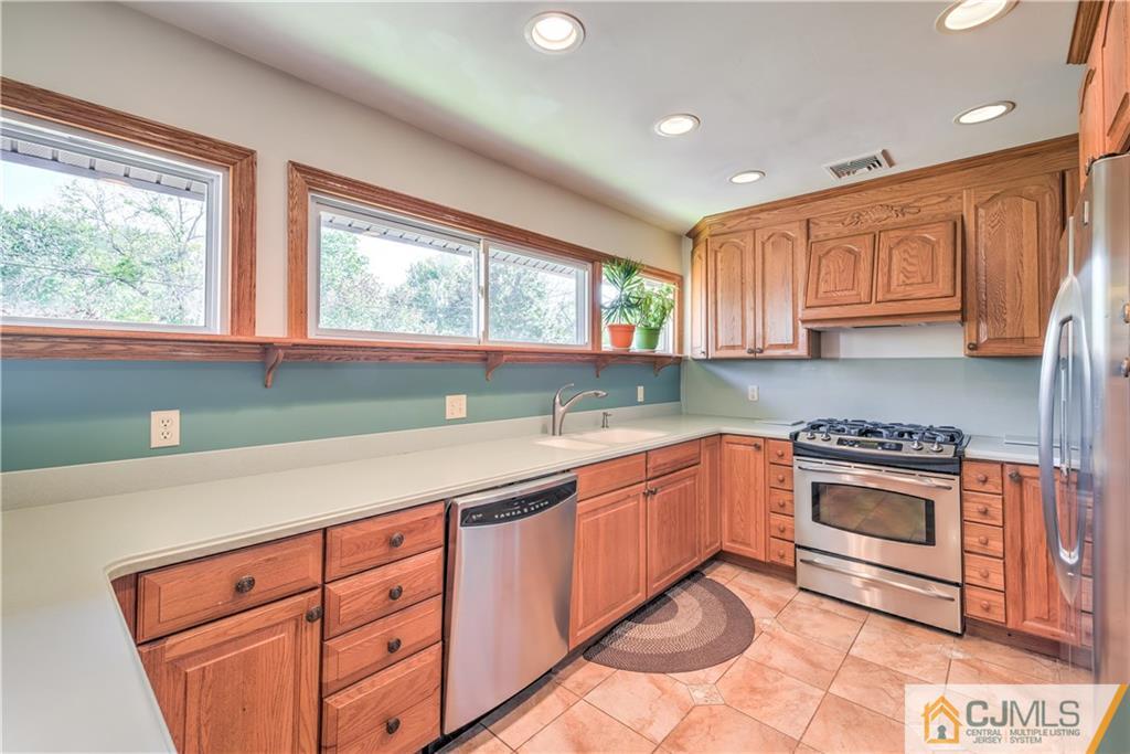 33 Kendall Road Kendall Park, NJ 08824 - Photo 11 of 25 Gallery Image 11