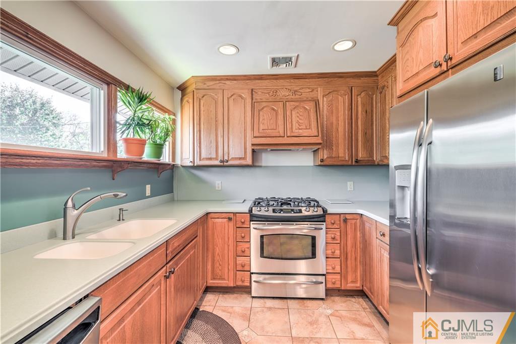 33 Kendall Road Kendall Park, NJ 08824 - Photo 12 of 25 Gallery Image 12