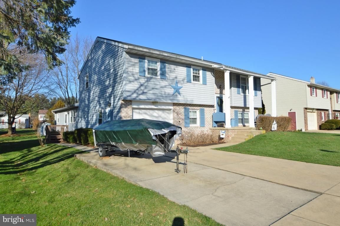 445 Chickadee Drive Lititz, PA 17543 - Photo 3 of 35