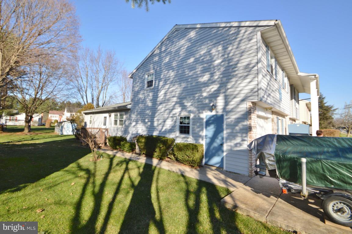 445 Chickadee Drive Lititz, PA 17543 - Photo 4 of 35