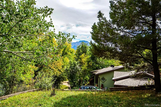 a view of a back yard