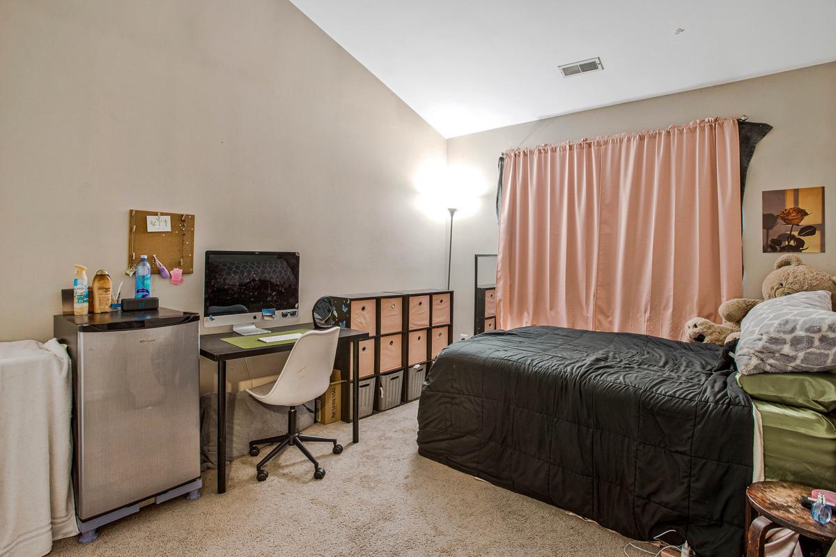 648 Howards Loop, Unit 19 Annapolis, MD 21401 - Photo 25 of 35 2nd biggest cozy bedroom with vaulted ceilings!