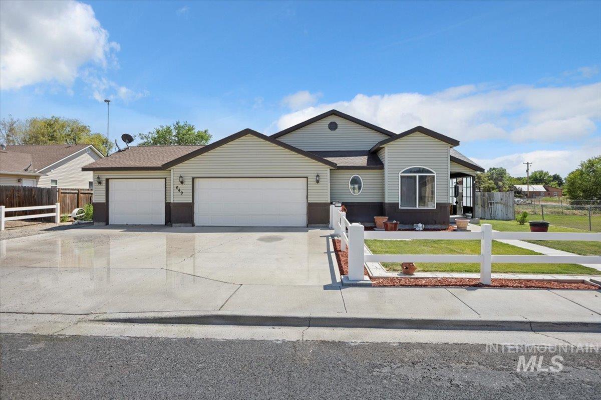 649 Old Farm Road Buhl, ID 83316 - Photo 1 of 1 View of front facade with a garage and driveway
