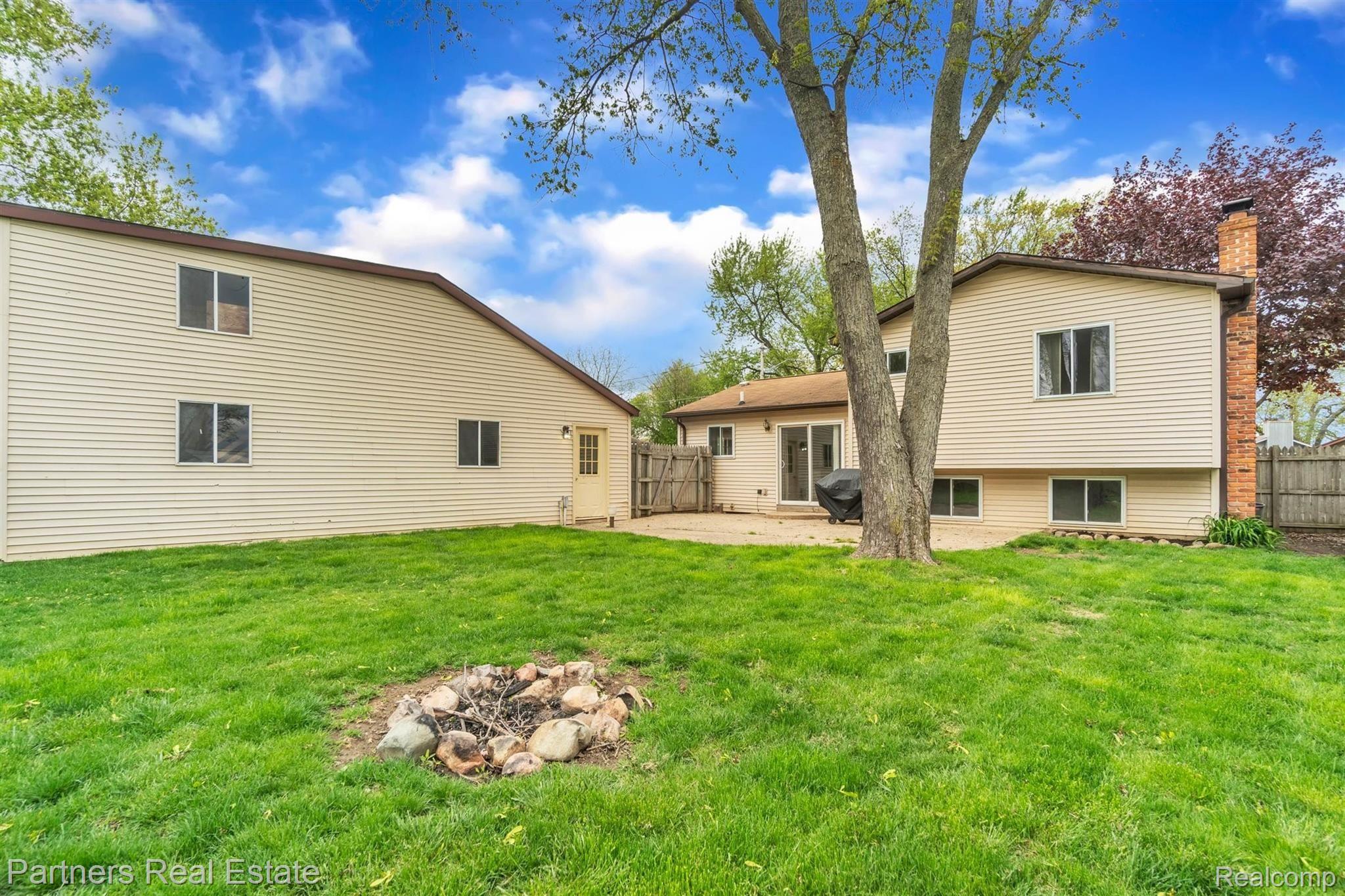 2465 Ruth Drive Fenton, MI 48430 - Photo 8 of 44 36-2465 Ruth Dr-WindowStill-Real-Estate-Photography-36.jpg