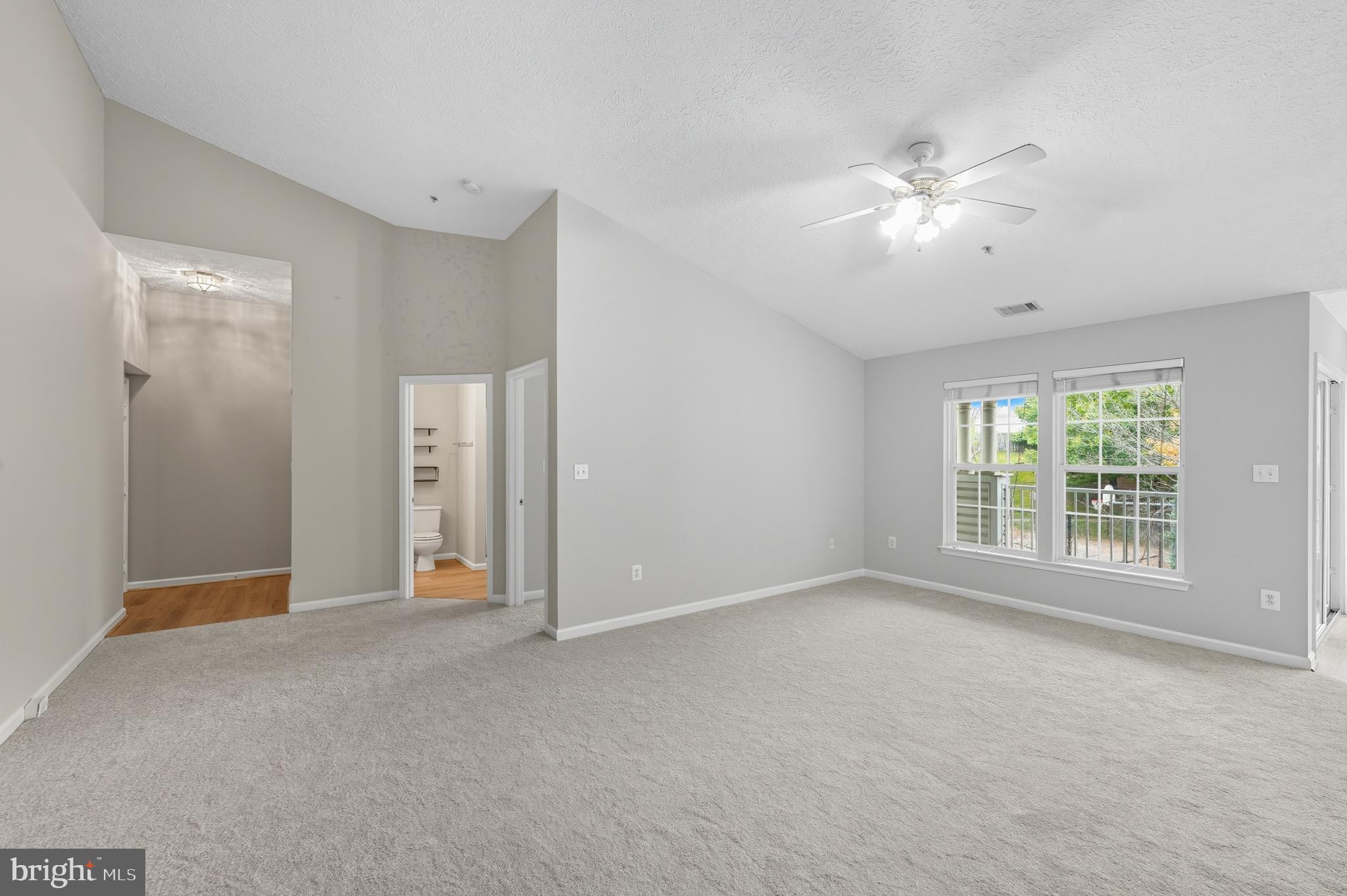 25910 Ridge Manor Drive, Unit 1000L Damascus, MD 20872 - Photo 8 of 51 Living Room