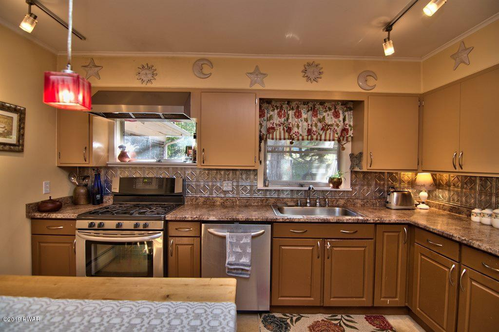 32 Myrtle Street Waymart, PA 18472 - Photo 5 of 44 Kitchen
