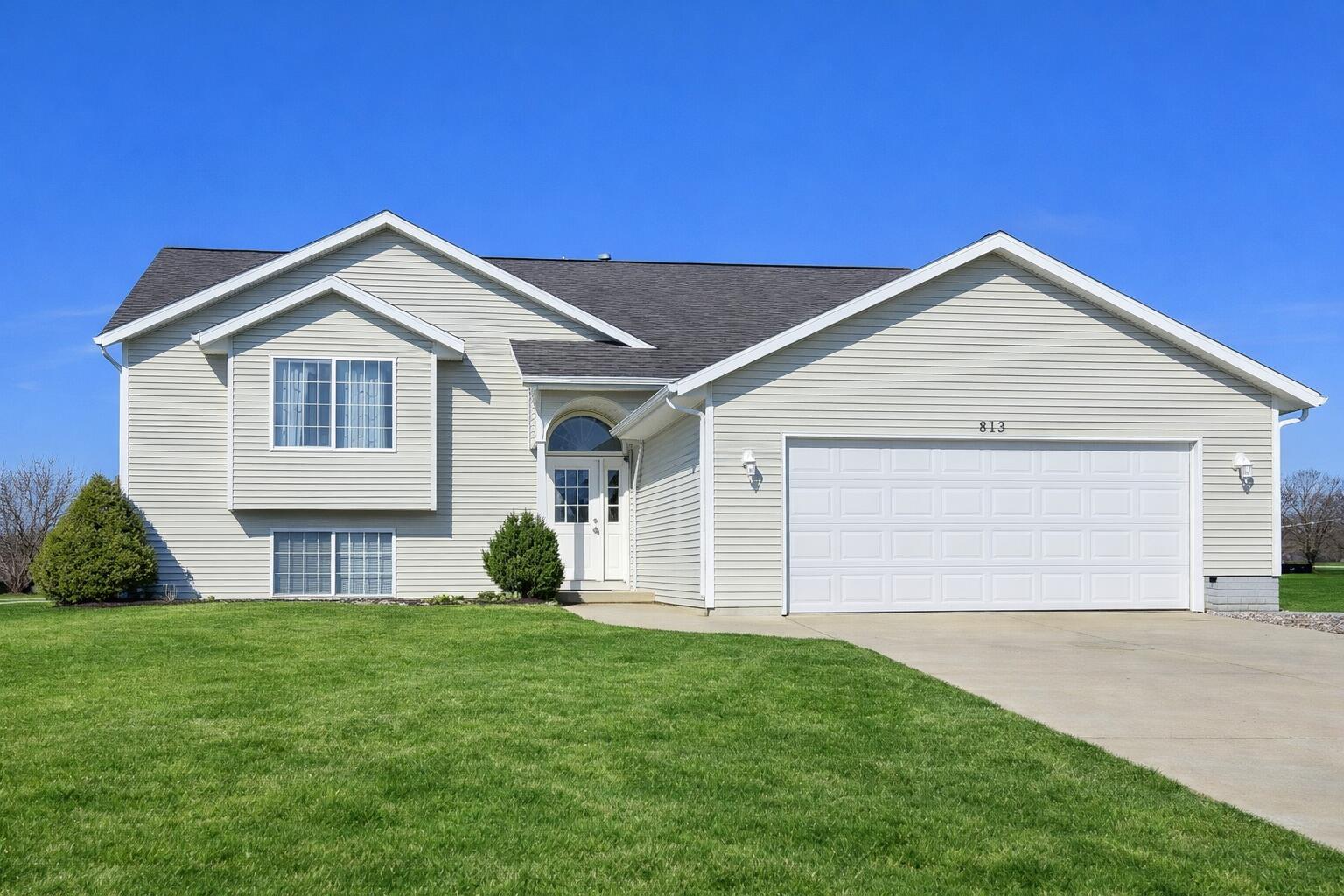 813 Valley Avenue Fremont, MI 49412 - Photo 2 of 27 Front view