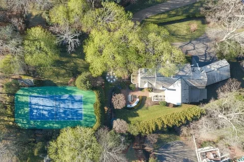 a view of yard with green space