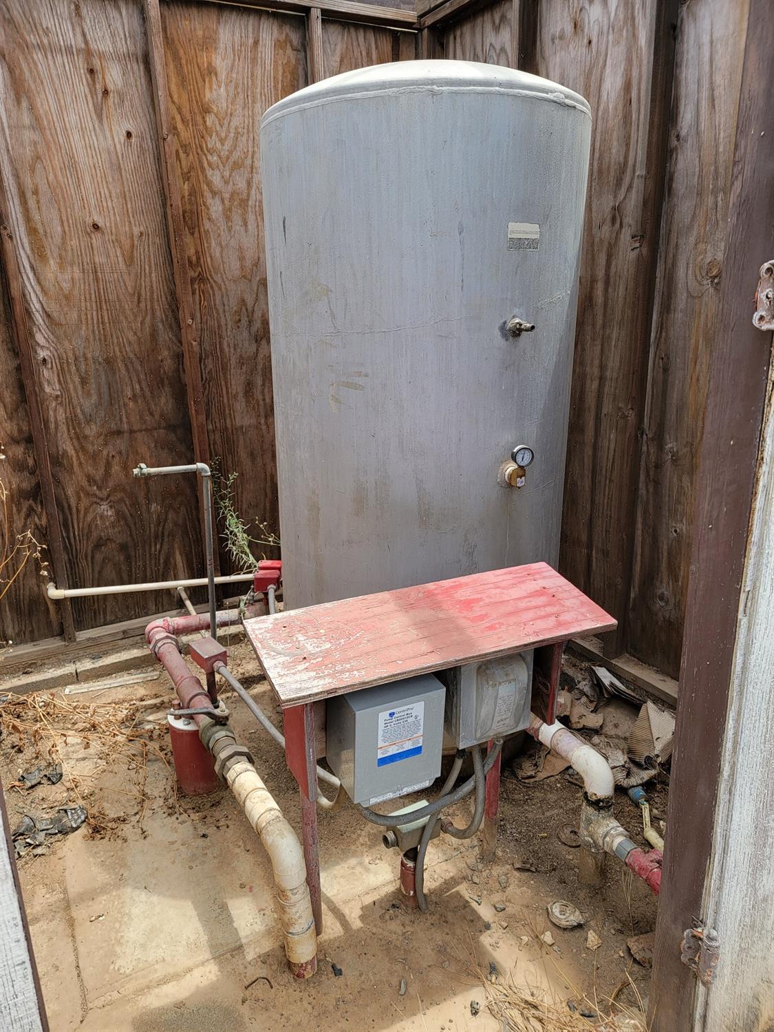 12555 Comstock Road Stockton, CA 95215 - Photo 5 of 6 a patio with table and chairs