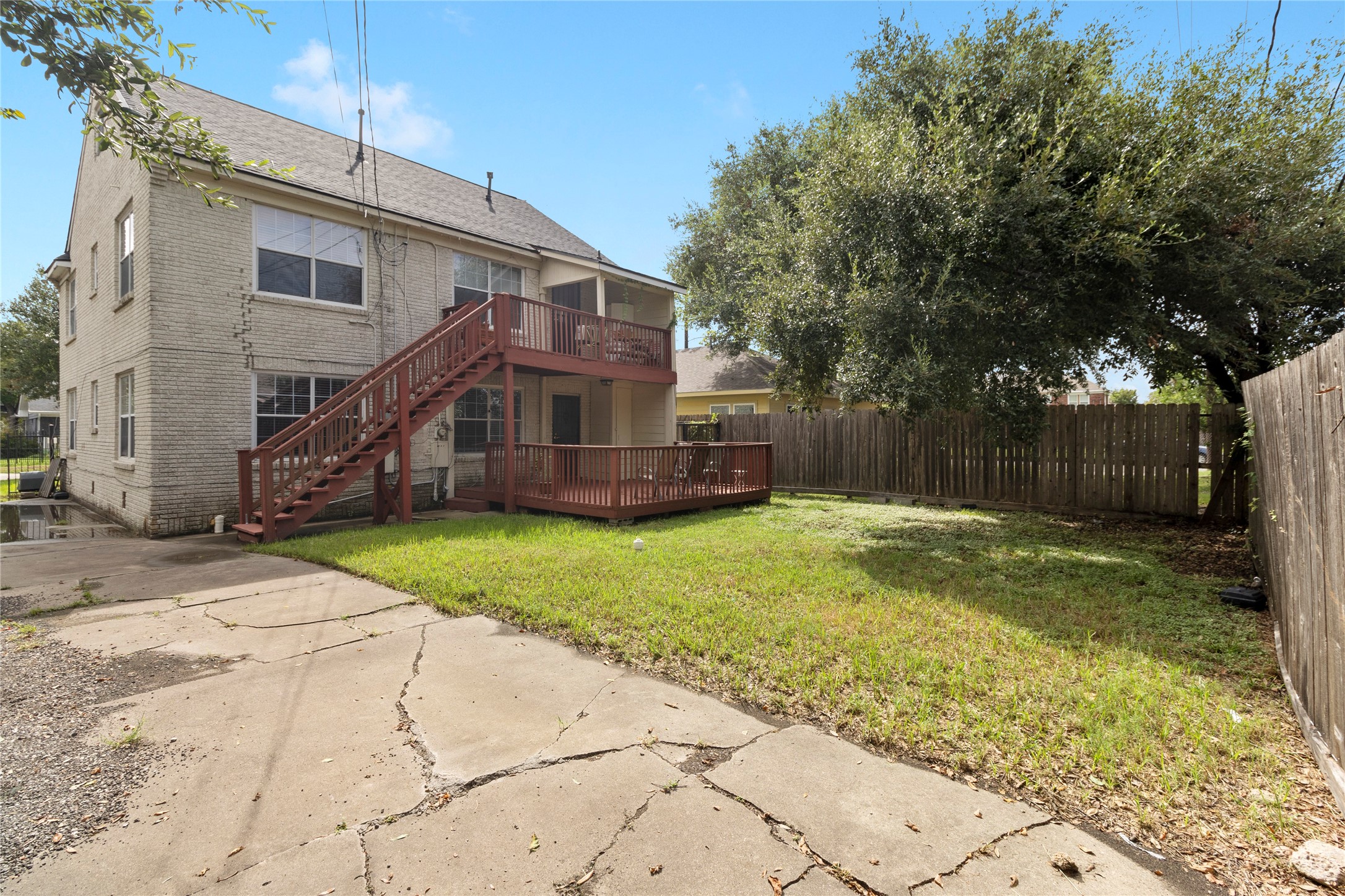 3005 Arbor Street, Unit B Houston, TX 77004 - Photo 16 of 22 a backyard of a house