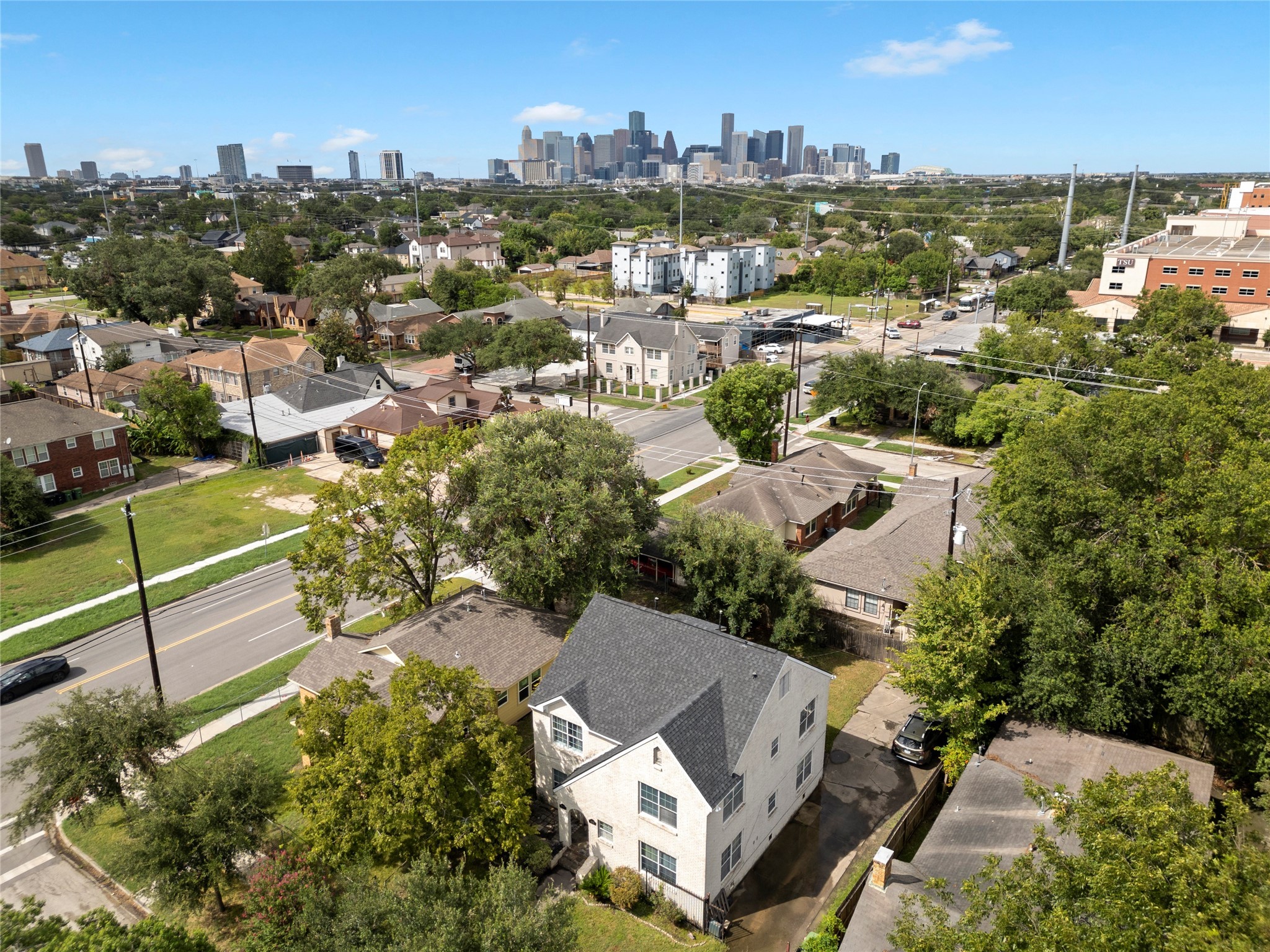 3005 Arbor Street, Unit B Houston, TX 77004 - Photo 18 of 22 an aerial view of residential houses with outdoor space