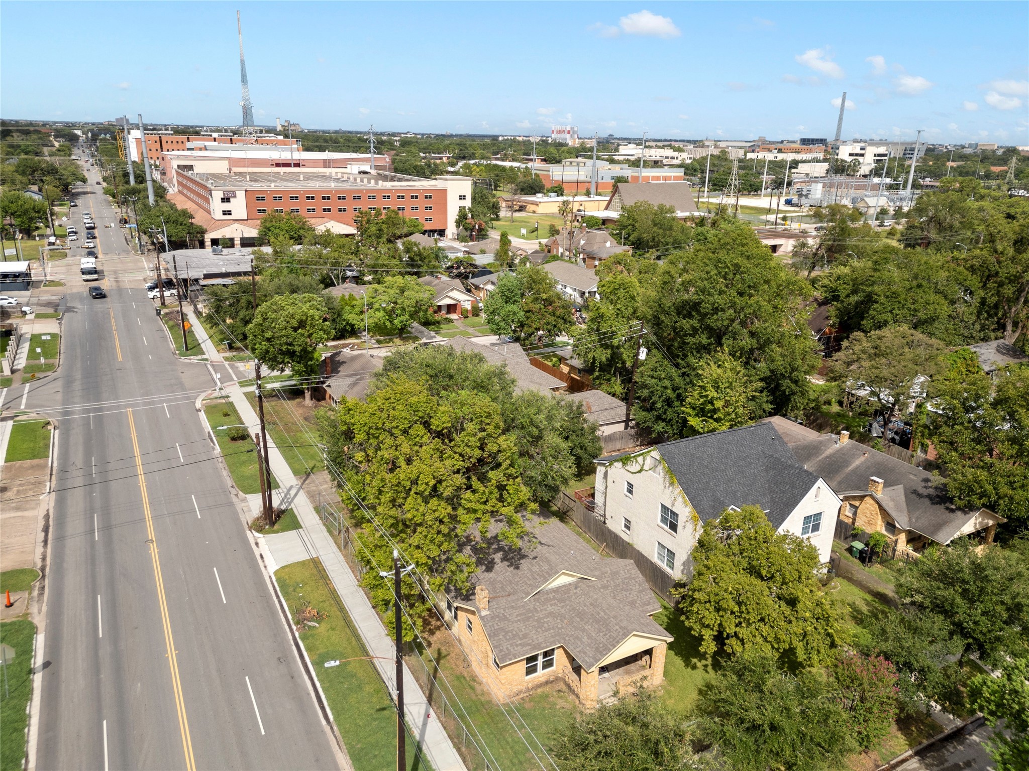 3005 Arbor Street, Unit B Houston, TX 77004 - Photo 20 of 22 a view of a city