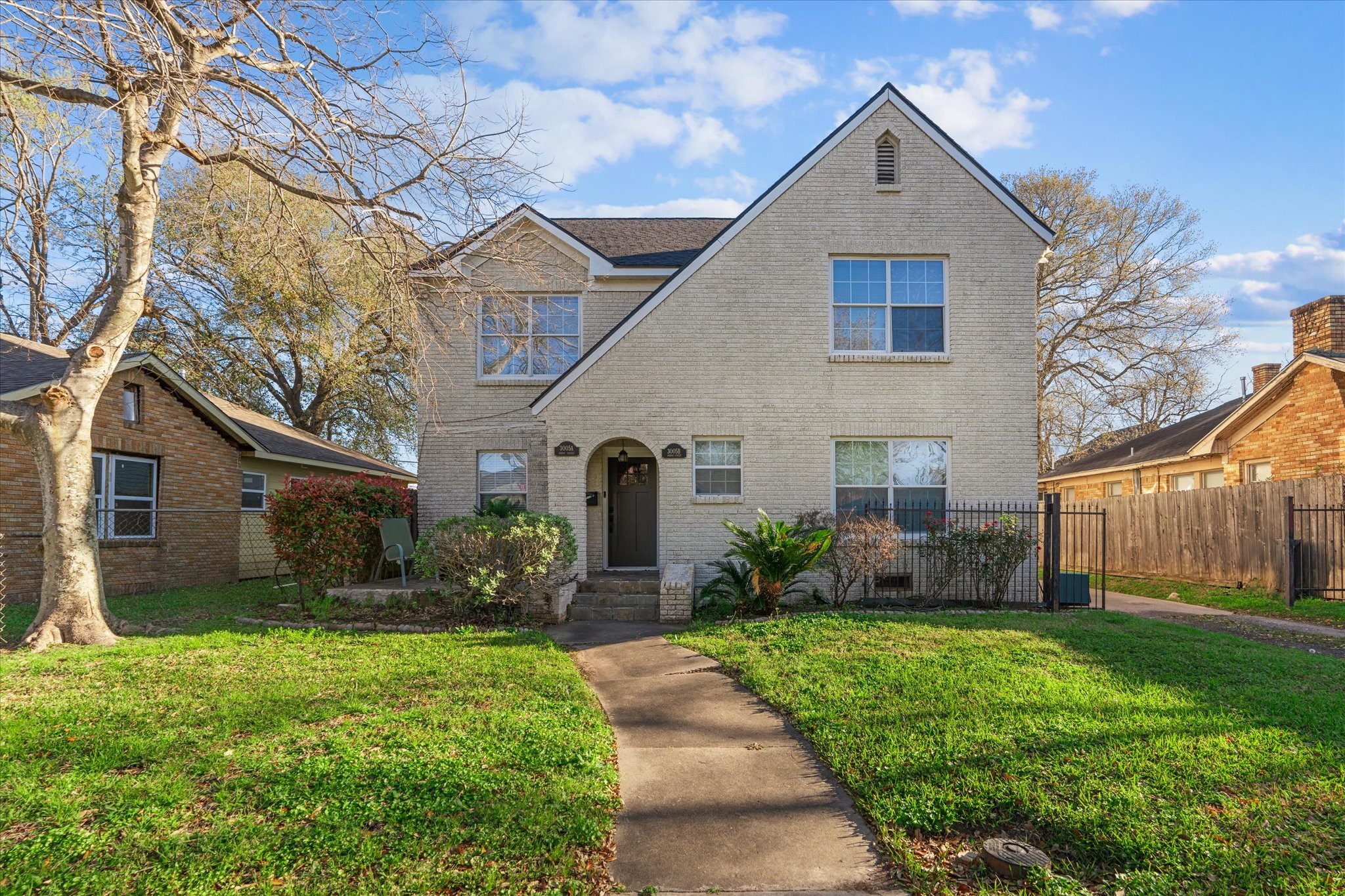 3005 Arbor Street, Unit B Houston, TX 77004 - Photo 2 of 22 a front view of house with yard and green space