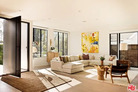 $4,050,000 | 157 South Lucerne Boulevard, Los Angeles, CA 90004