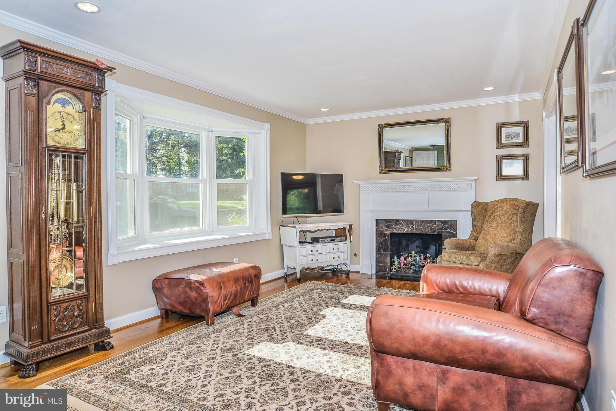 8605 Victoria Road Springfield, VA 22151 - Photo 10 of 30 Living Room