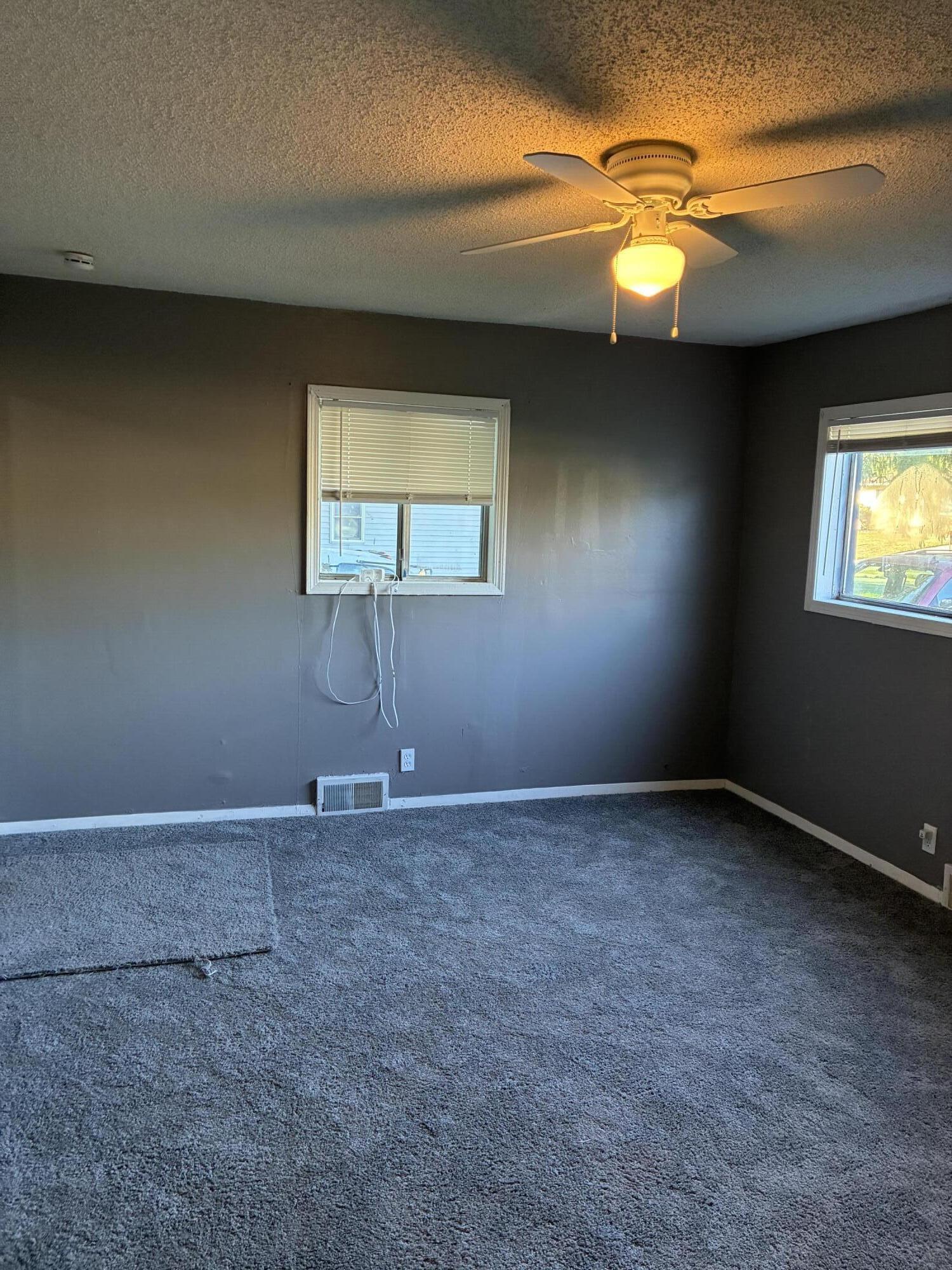 108 Court Street Pontiac, MI 48342 - Photo 4 of 7 living room space