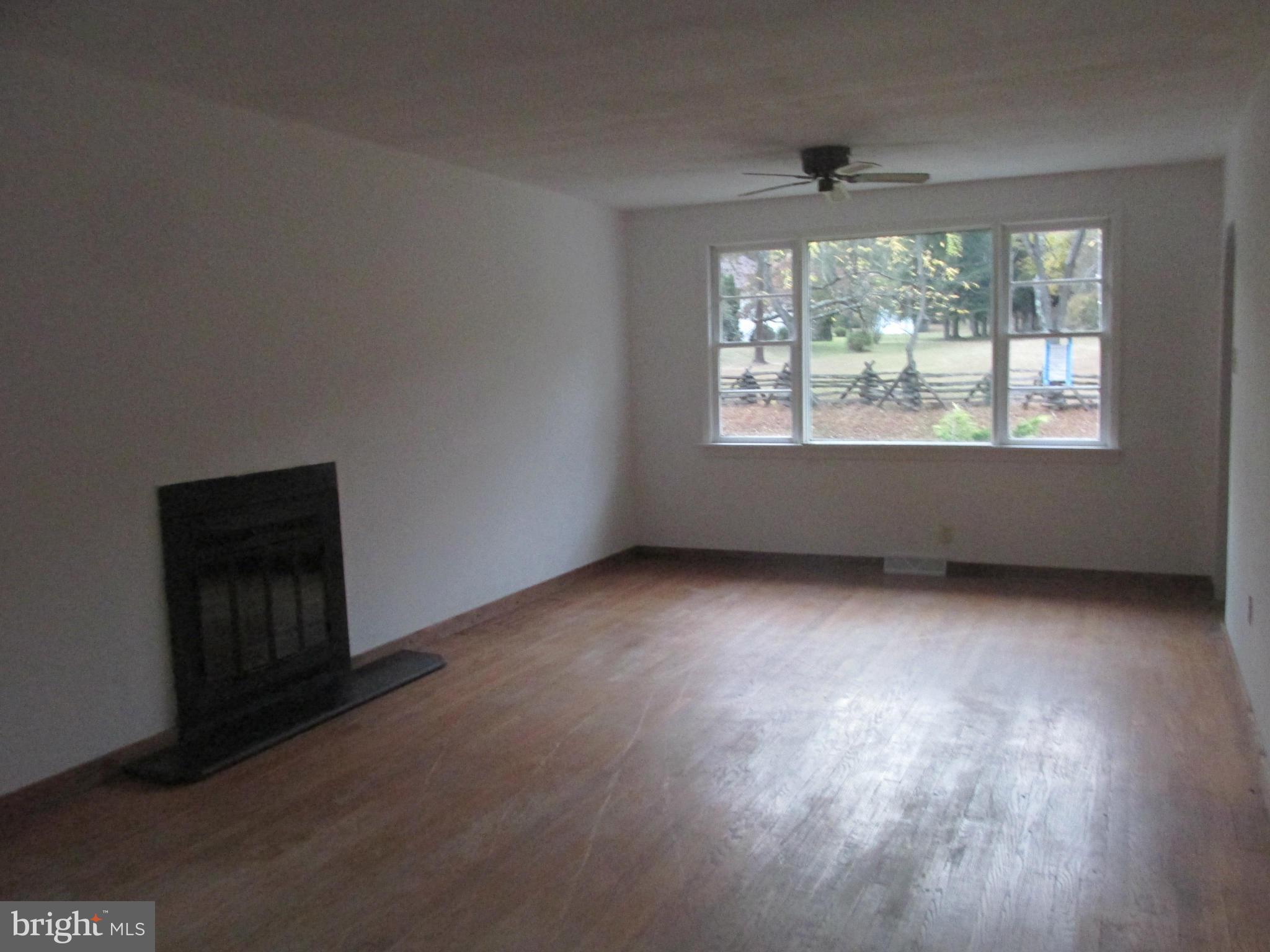 12500 Gramlich Road Southwest La Vale, MD 21502 - Photo 4 of 11 Living Room