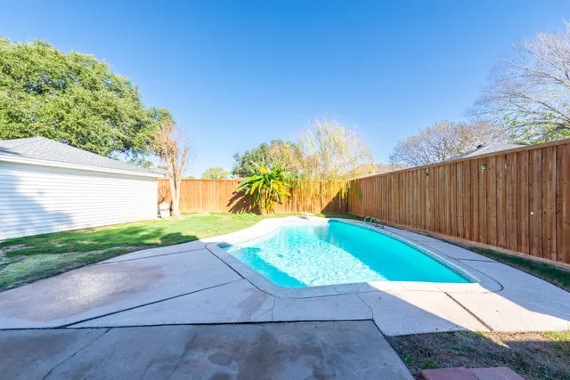 a view of a backyard